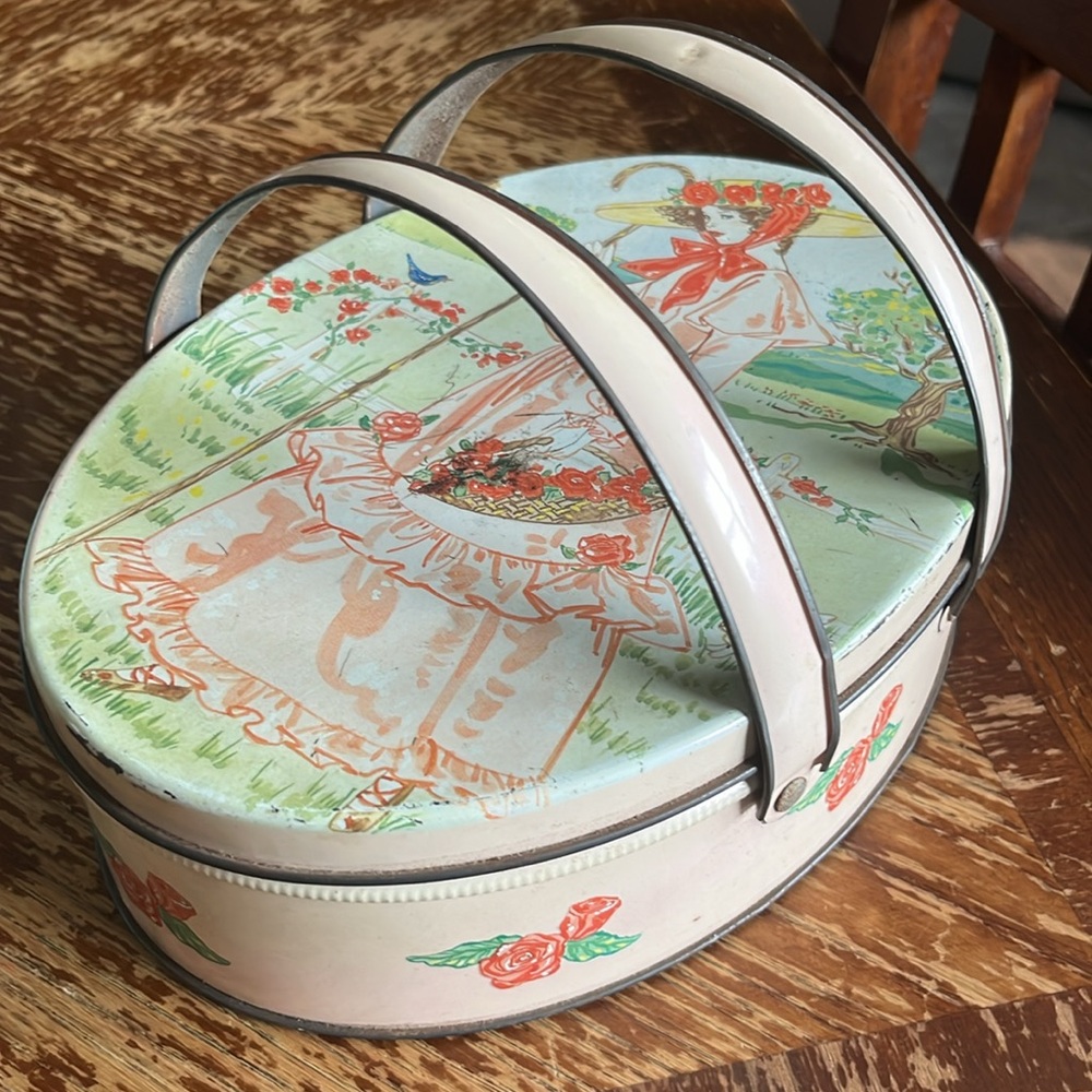 Vintage Floral Tin Box with buttons, thimble, needles - Picture 2 of 7